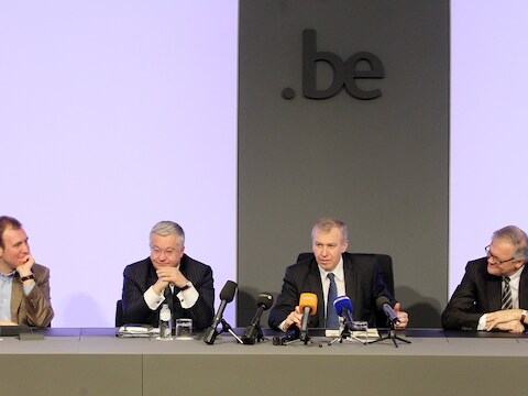 Guy Vanhengel (L), uittredend premier Yves Leterme (C) en minister van Justitie Stefaan De Clerck (R) na afloop van de ministerraad.