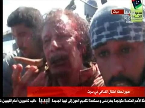 Versuft en gewond, maar duidelijk nog in leven. De laatste momenten van Kadhafi.