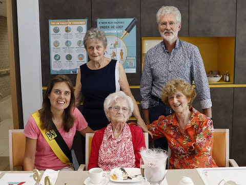 De oudste inwoonster van het woonzorgcentrum, Denyse Cochez, mocht een nieuw levensjaar vieren, haar 106de.