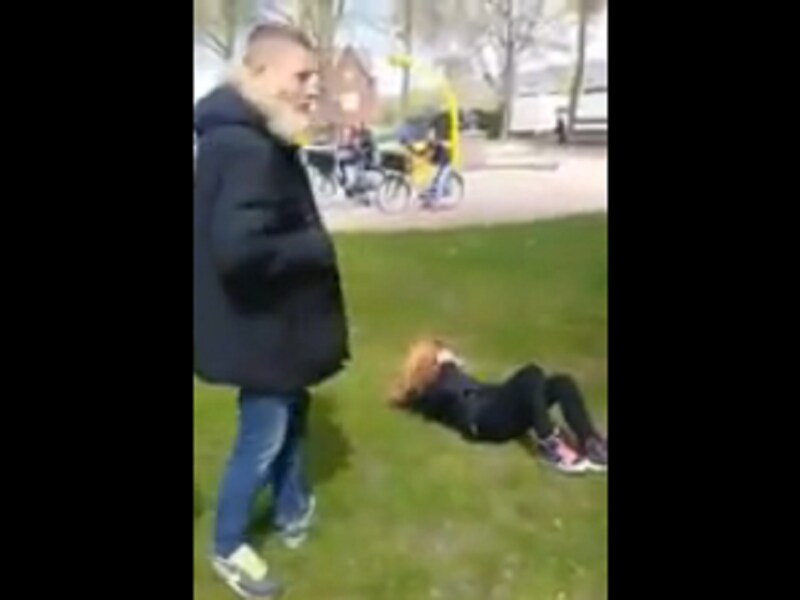 Het slachtoffer ligt na de klap op grond (rechts).