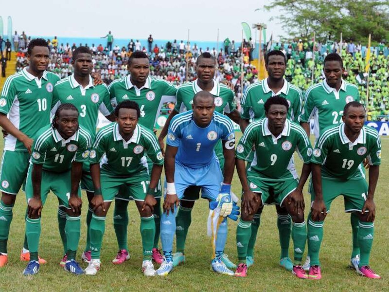 Het elftal van Nigeria voor de wedstrijd tegen Kenia.