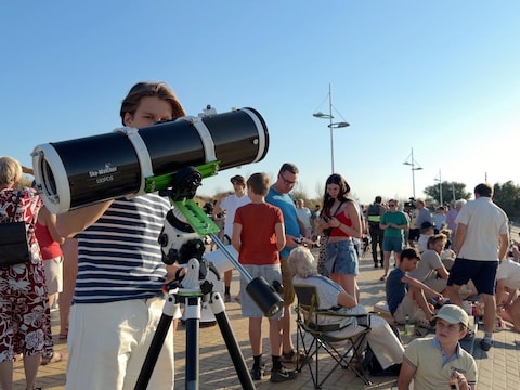 Honderden mensen genieten op strand van Zeebrugge van zonsverduistering