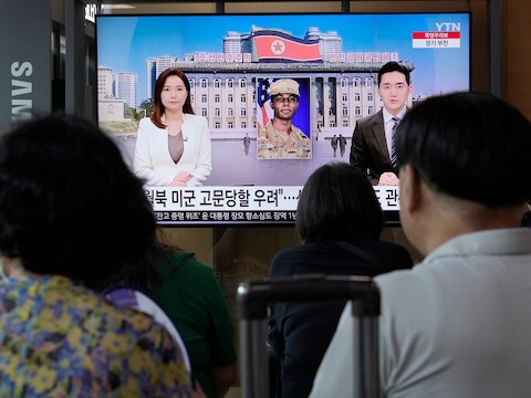 Een tv-scherm toont de Amerikaanse soldaat Travis King tijdens een nieuwsprogramma op het Seoul Railway Station in Seoul, Zuid-Korea.