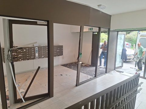 Beelden tonen ravage in appartementshal na explosie in Neder-over-Heembeek