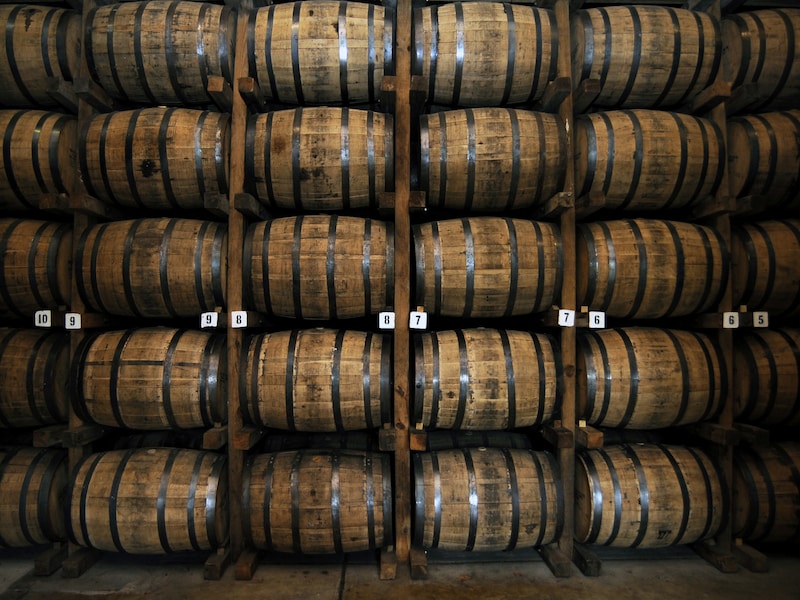 Volgens de wet moet een single malt minstens drie jaar gerijpt hebben. Stokerijen kunnen daarom hun productie niet meteen opdrijven.