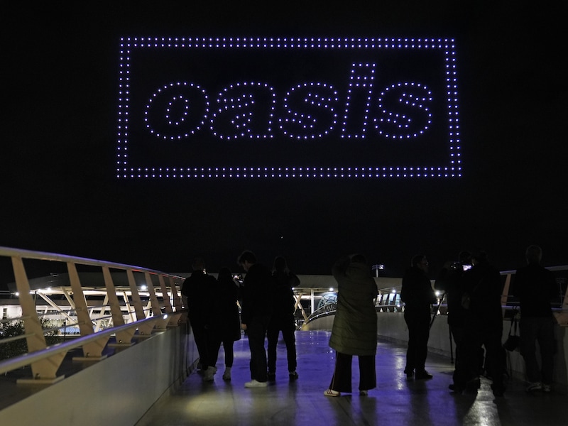 De droneshow met de aankondiging van Oasis