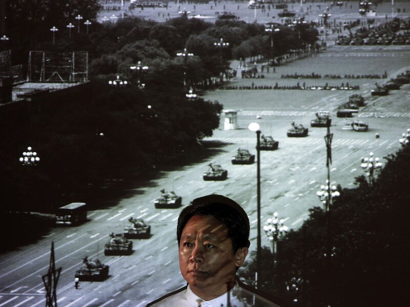 Fotograaf Sin Wai-keung poseert voor de iconische foto die hij in 1989 trok.