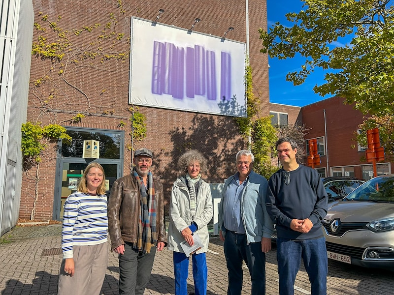 Het kunstwerk van Maria Blondeel (middel) pronkt op het NAFT Billboard op het Schouwburgplein