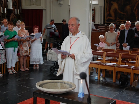 Broeder Marc in de kerk van Sint-Maria-Aalter.