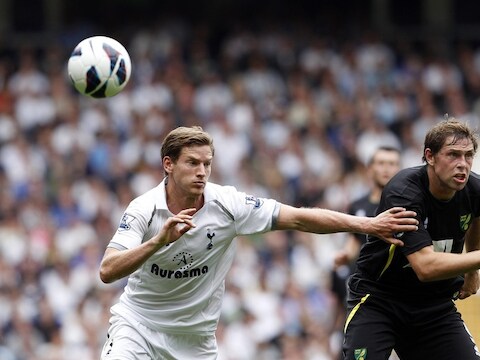 Grant Holt (rechts) in duel met Jan Vertonghen.