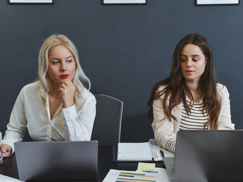 Wat kan je doen tegen jaloezie? Experts geven 7 tips: “Toegeven dat je jaloers bent, kan overkomen als zwakte”