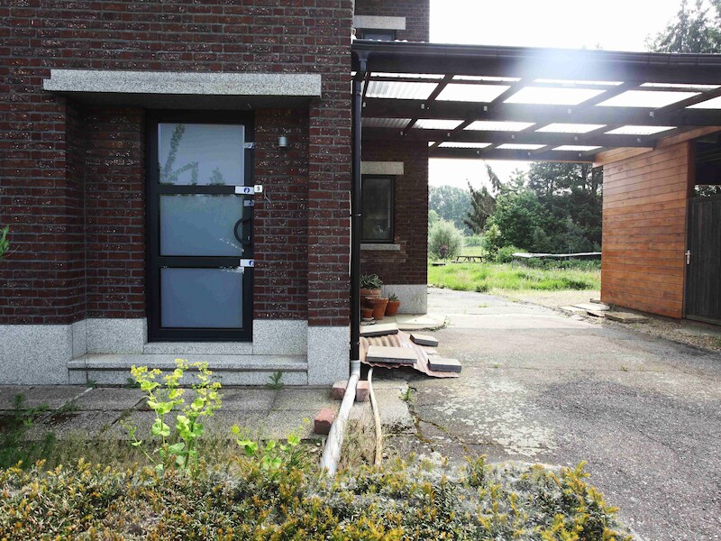Het huis in Loksbergen waar Janssen in 2007 nog een barbecue organiseerde voor zijn klas. Ook collega Raf L. was daarbij aanwezig.