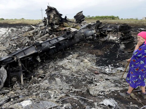 Brokstukken van het wrak van MH17 in Oekraïne.