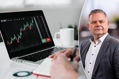https://images.hln.be/MzQ0MzZjMDAzOTE4MjI2N2IxNGYvZGlvLzI2ODEwNjU2MS9maXQtd2lkdGgvNDAw/young-businessman-using-laptop-for-analyzing-data-stock-market-he-is-working-from-home-office-stock-market-investment-and-cryptocurrencies-concept