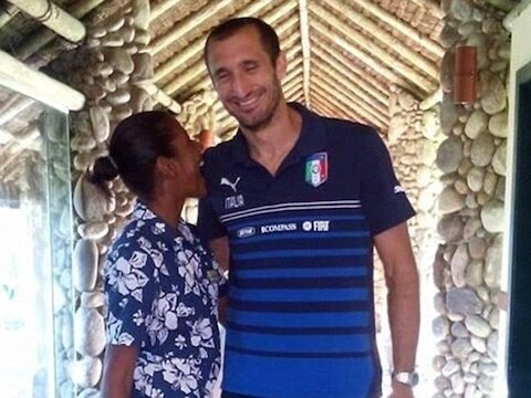Een kamermeisje bijt een lachende Giorgio Chiellini in zijn schouder.
