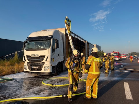 Een lading stro in een vrachtwagen heeft zaterdagochtend vuur gevat langs de E17 in Waregem.