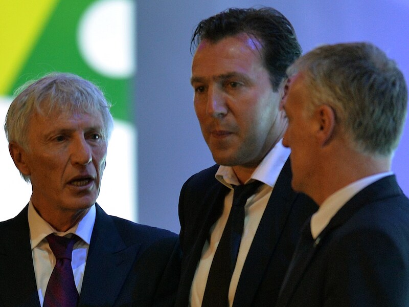 Marc Wilmots in Costa do Sauipe naast zijn collega's Jose Pekerman (l) van Colombia en Didier Deschamps van Frankrijk.