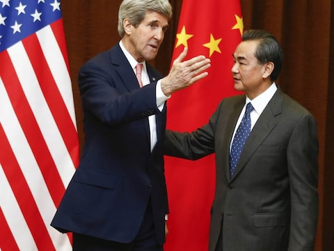 Secretaris van Staat John Kerry met de Chinese minister van Buitenlandse Zaken Wang Yi.