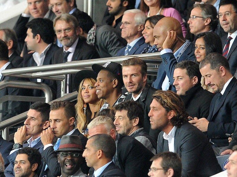 Beyoncé, Jay Z en David Beckham in de tribunes van PSG in Parijs.