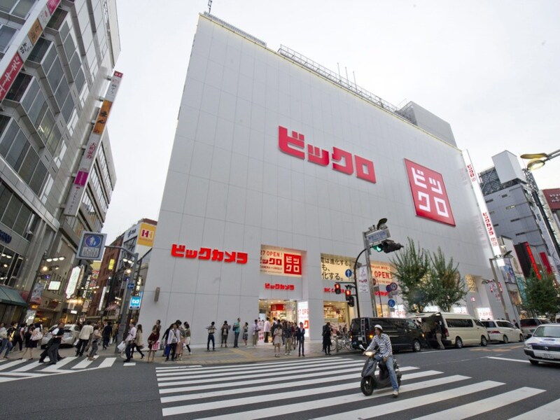 Onde rmeer deze Japanse winkelketen Uniqlo moest 60 winkels sluiten in China.
