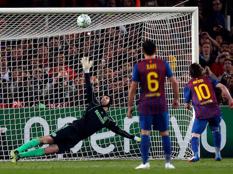 Messi trapt de beslissende penalty tegen de deklat. Zo bleef het 2-1, waarna Torres in de slotfase nog toesloeg.