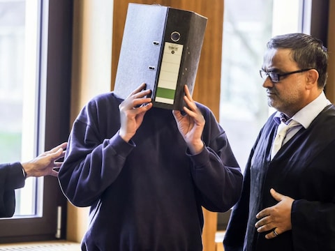 Ulrich S. verborg zijn gezicht in de Duitse rechtbank telkens achter een dossiermap.