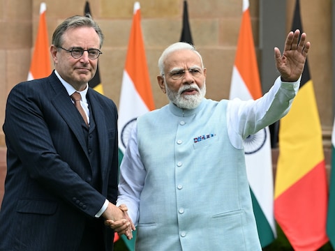 Premier Bart De Wever schudt de hand van zijn Indiase ambtgenoot Narendra Modi in het Hyderabad House in New Delhi.