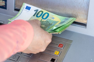 “Louter een stuk plastic”: hoe vaak verhinderen storingen dat we met de kaart betalen? En welk bedrag hou je daarom cash achter de hand?