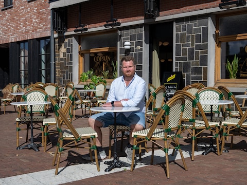 Mede-uitbater Pieter-Jan Faes van Café Copain op het terras aan de voorkant van de zaak.
