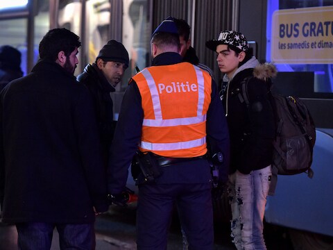 De politie controleert aan de Belgisch-Franse grens in Adinkerke (De Panne) vluchtelingen op een Franse lijnbus. Archieffoto 23 februari 2016.