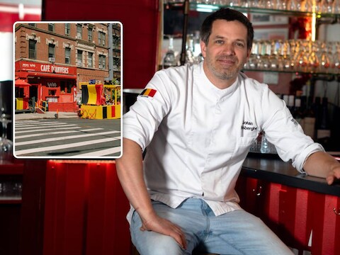 Johan Halsberghe in zijn zaak Café d’Anvers in New York.