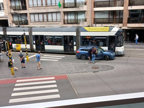 In de Iseghemlaan in Oostende kwam het tot een aanrijding tussen een tram en een wagen.