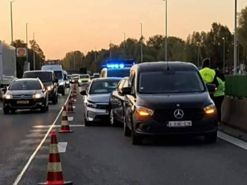 Kop-staartaanrijding met drie voertuigen op E40 in Wetteren