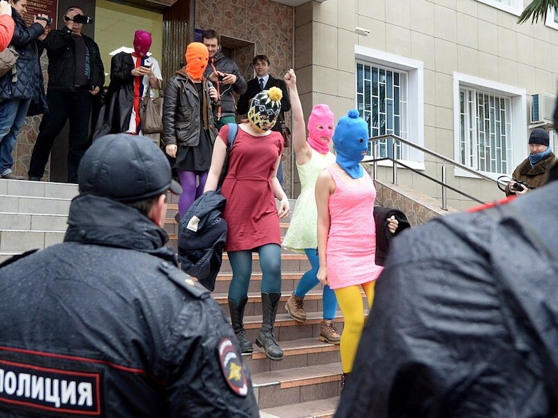 Gemaskerde leden van Pussy Riot, gisteren bij het verlaten van het politiekantoor in Adler, bij Sochi.