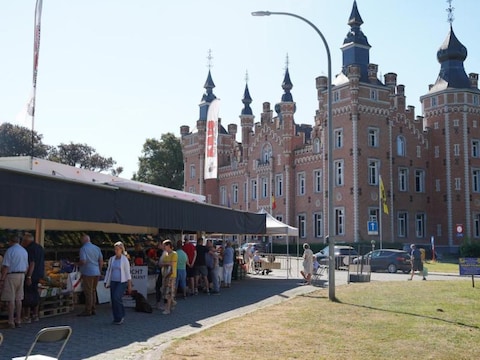 Deel van wekelijkse markt verhuist tijdelijk naar Gemeenteplein