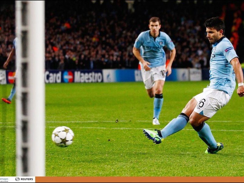 Aguero trapt de 1-1 vanop elf meter binnen.