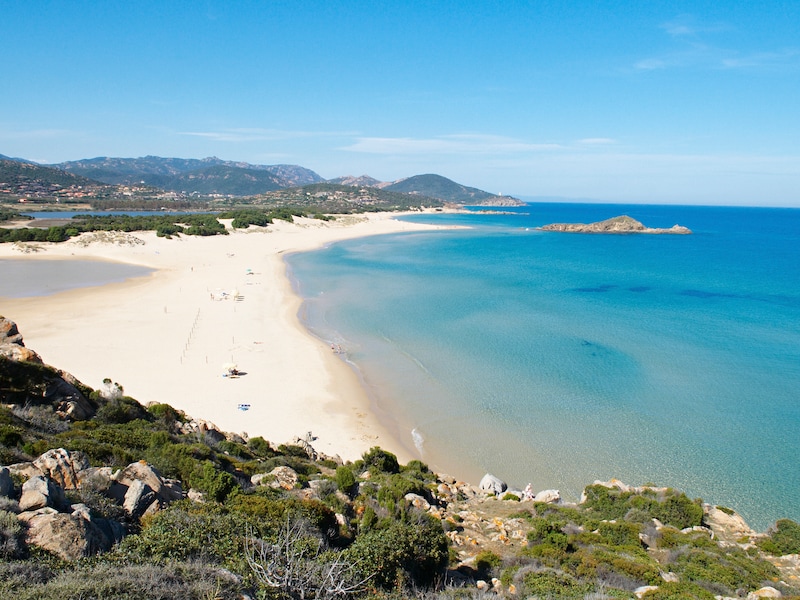 Illustratiebeeld. Een strand op het Italiaanse eiland Sardinië.