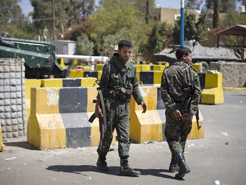 Militairen bewaken de ingang van de Amerikaanse ambassade in Sanaa, die vandaag werd ontruimd.