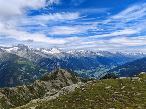 Een panoramisch zicht op de Zillertaler Alpen.