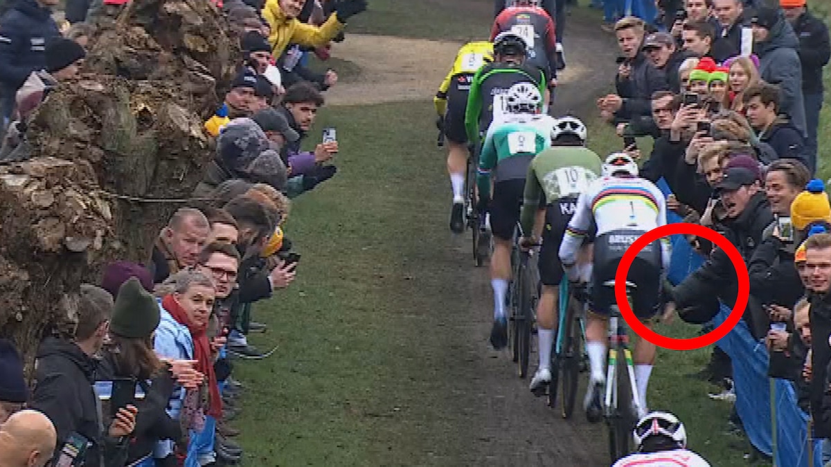 Ik heb geluk gehad”: Van der Poel blijft maar net recht nadat toeschouwer  stuur aantikt tijdens cross, man in kwestie opgepakt | Veldrijden | HLN.be