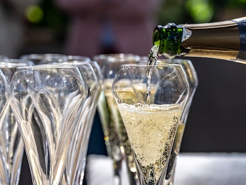 Handbalclub presenteert champagnewandeling