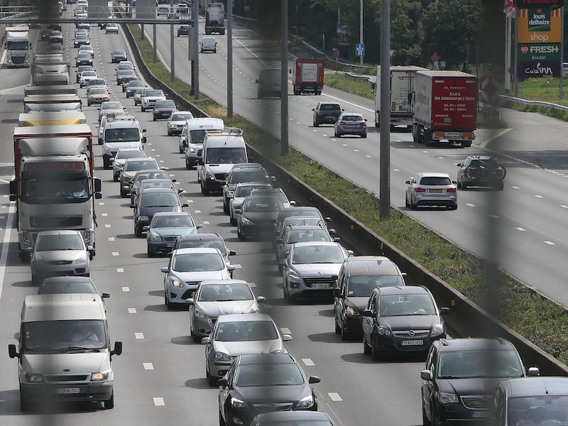 Ruim half uur file op Brusselse Binnenring richting Zaventem vanaf Strombeek-Bever: rijstrook versperd ter hoogte van Viaduct van Vilvoorde