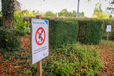 “Een grote boodschap hoort niet in de bosjes!”: met dit opvallende bord wil de gemeente ‘wildkakker’ een halt toeroepen