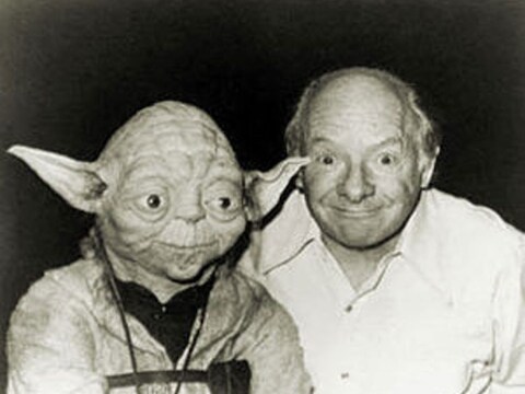 Stuart Freeborn met zijn bekendste creatie Yoda.