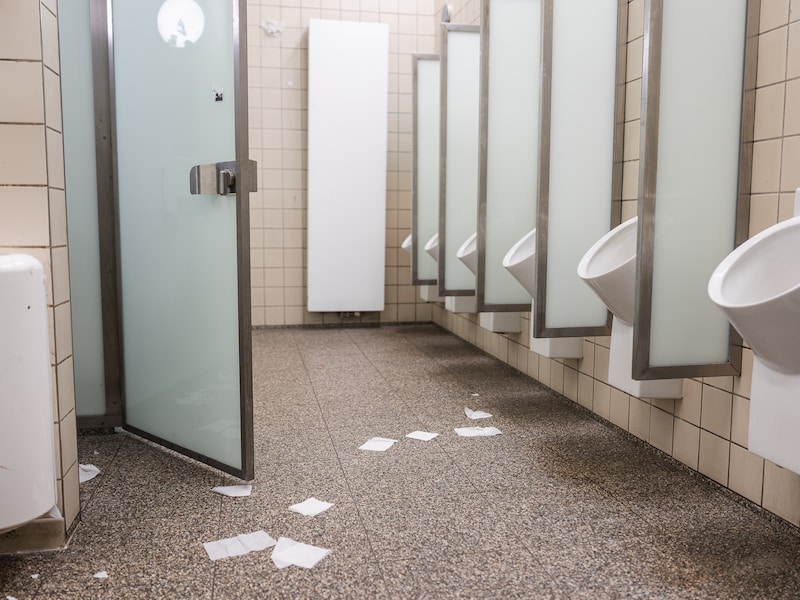 Zeven op tien scholieren mijden schooltoilet omdat het te vies is, met buikpijn en misselijkheid als gevolg