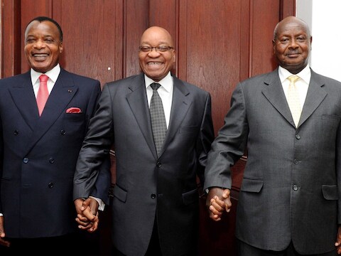 President Denis Sassou Nguesso van Congo-Brazzaville met zijn Zuid-Afrikaanse en Oegandese collega's Jacob Zuma en Yoweri Museveni.