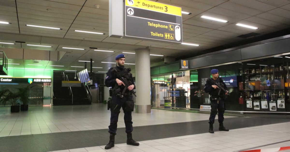 Marechaussee overmeestert man op Schiphol die dreigt met bom | Nieuws ...