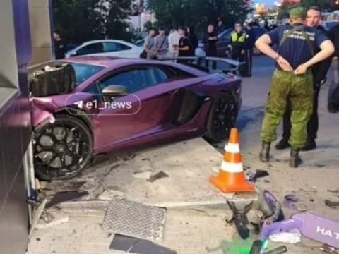Zoon van Russische miljardair knalt met Lamborghini van 400.000 euro tegen gevel