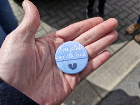 Bezorgde moeders vechten met ‘Een plek voor elk kind’ al sinds maart voor het behoud van de stedelijke buitenschoolse opvang in Tielt, onder meer met een lintjes- en pinscampagne.