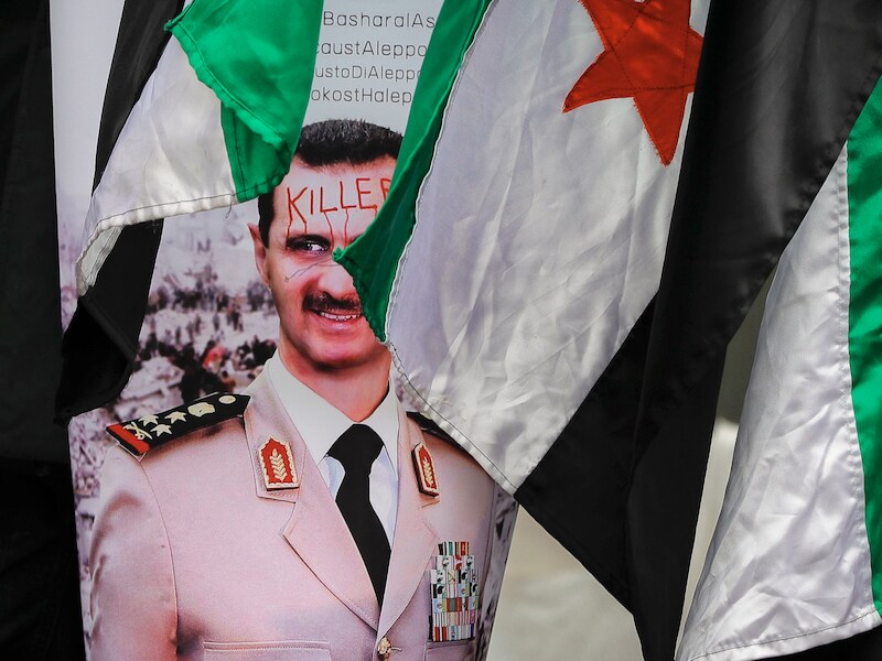 Een poster van de Syrische president Bashar al-Assad voor de Syrische ambassade in Boekarest, vorige week. Senator Lindsey Graham noemt het nieuwe VS-beleid inzake Syrië "de grootste fout" sinds president Obama besloot niet tussen te komen in het land, zelfs niet nadat was bewezen dat Assad chemische wapens inzette tegen zijn eigen volk.